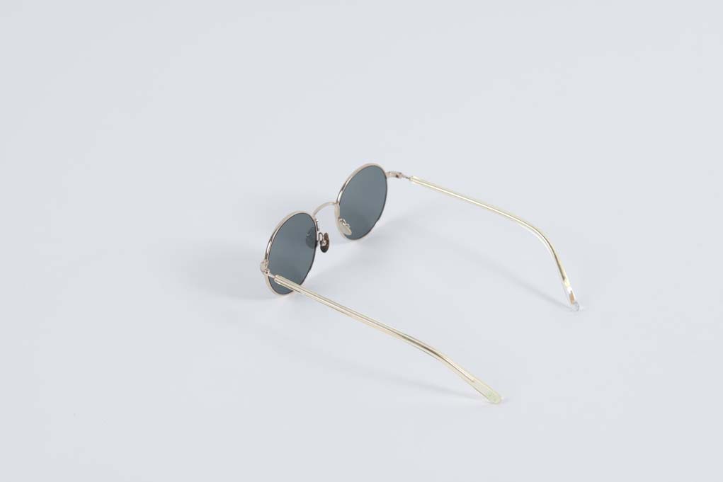 Zelie / E18 - Pale Gold / Green Lens