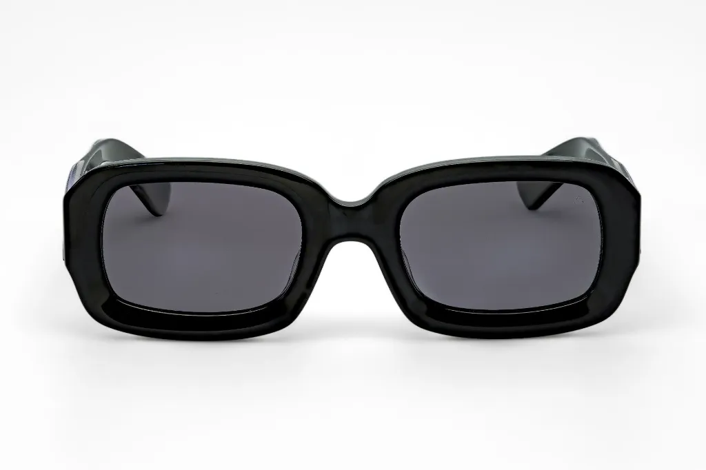 Amy E2B _  Verres Black Pola-FACE.webp
