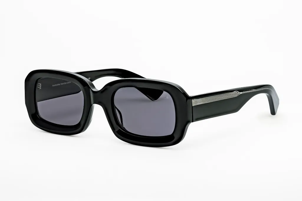 Amy E2B _  Verres Black Pola-3Q.webp