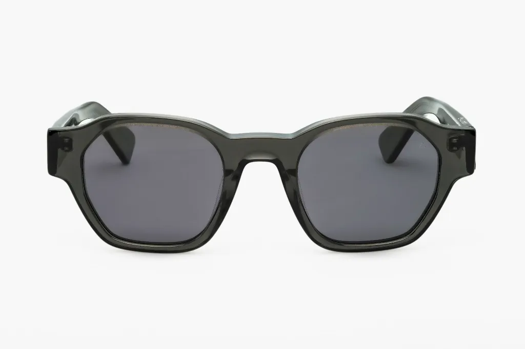 Clio _ E13 _ Black Pola Lens-FACE.webp